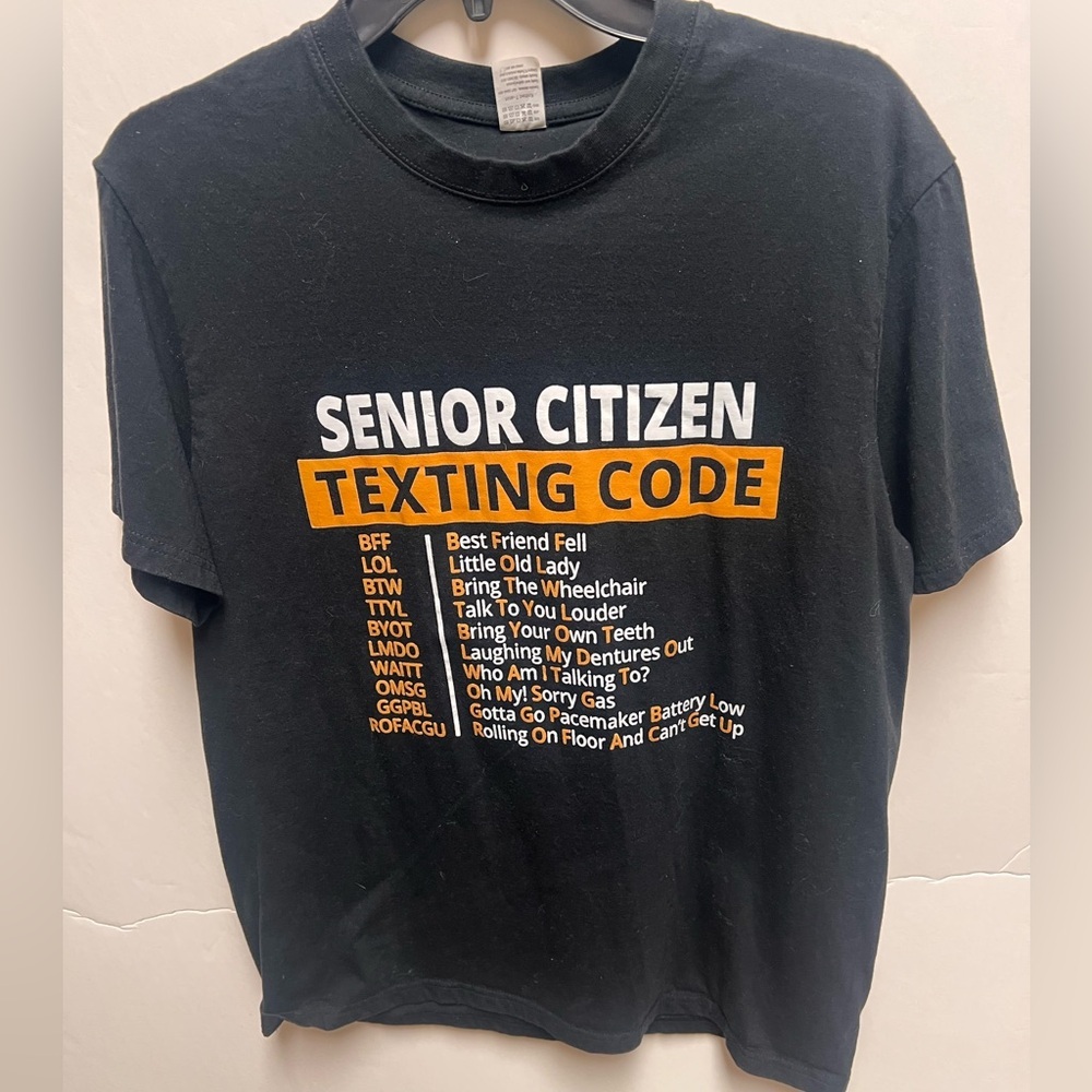 SENIOR CITIZEN BLACK GRAPHIC T-SHIRT W/TEXTING CODE DESIGN. FUNNY SHIRT. MEDIUM